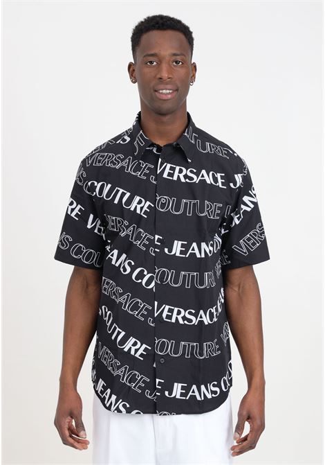 Camicia da uomo nera lettering logo allover in bianco VERSACE JEANS COUTURE | 76GAL212NS405899